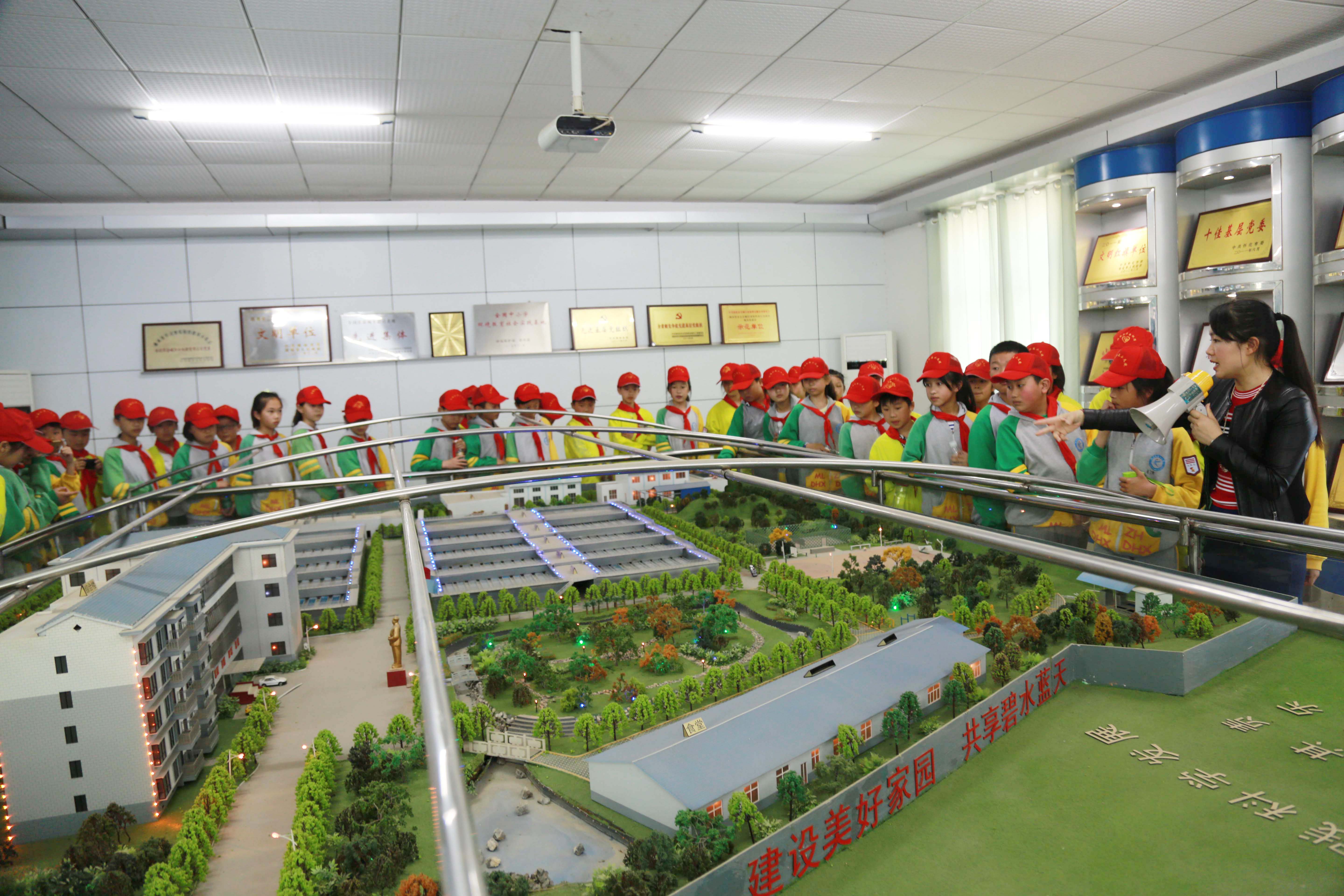 1584495306500385.jpg 城管进校园 宏宇小学参观市污水处理有限AG手机在线官网_ag(中国).jpg